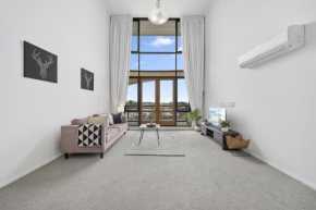 Loft-Style CBD 1-Bed with Rooftop Terrace & BBQ